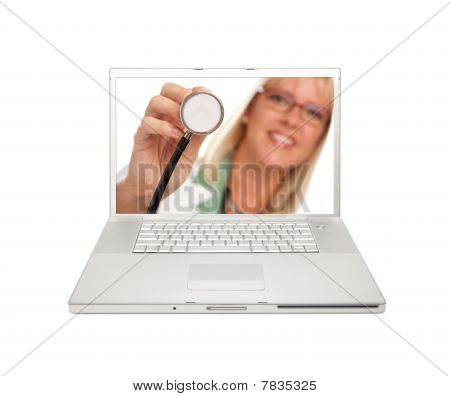 Kadın doktor Stetchoscope Laptop ekran ile