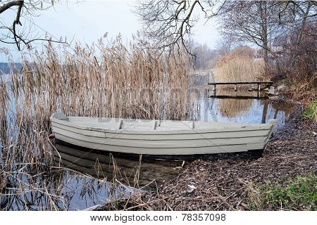 pair-oar boat at a berth