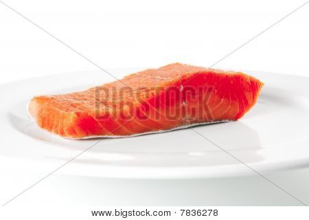 Saumon rose sur plaque blanche