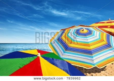Bunte Sonnenschirme
