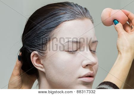 Application of powder on the model's face