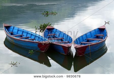 Blaue Boote an einem See