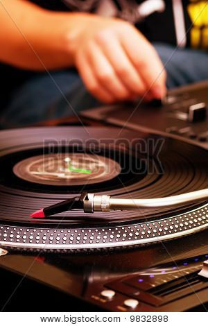 DJ musica giocando da giradischi