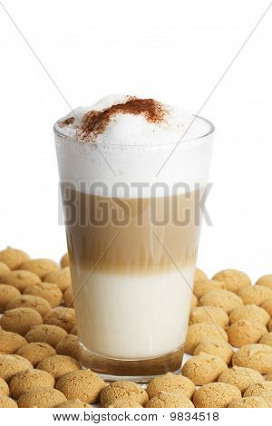 Latte macchiato mezi spoustou amarettini