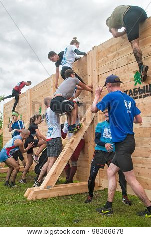 Teams storm wall in extrim race. Bastion stage