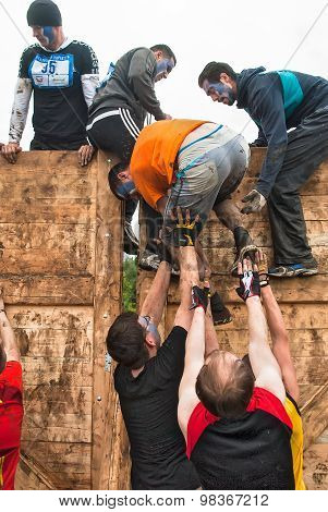 Team Storms Wall In Extrim Race. Bastion Stage