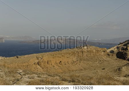 The crater of the old volcano left a sea but preserved the ruins of the ancient city of akrotiri (1600 BC) that we can visit today.