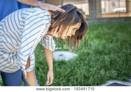 guy making the heimlich maneuver to a girl while she's chocking