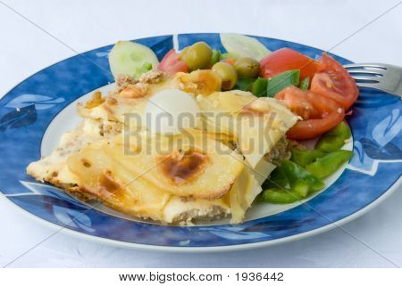 Repas grec moussaka-Gourmet aux aubergines, salade, Olives