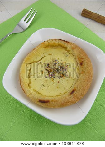 Spelled cheese cake with sweet sugar flowers