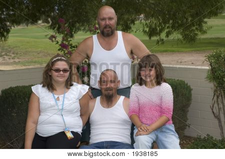 Famiglia Hangin fuori nel cortile di casa