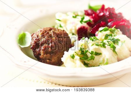 Frikadeller with mashed potatoes and beetroot salad