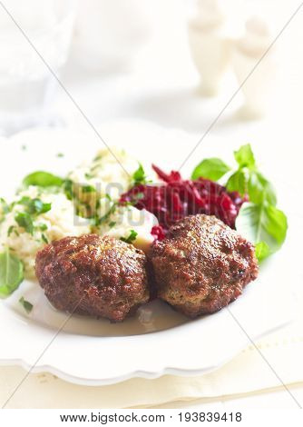 Frikadeller with mashed potatoes and beetroot salad