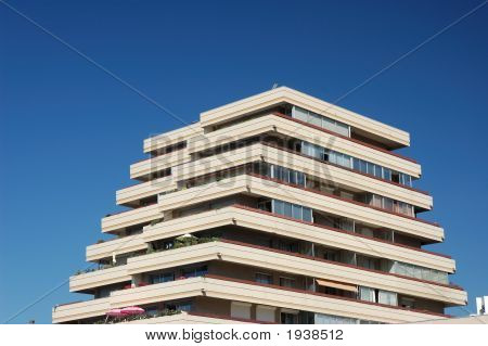 Edificio futurista