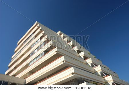 Edificio futurista