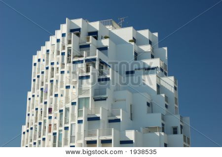 Edificio futurista