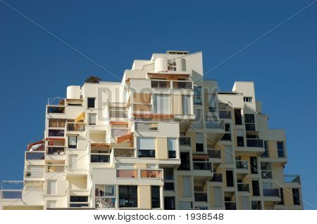 Edificio futurista
