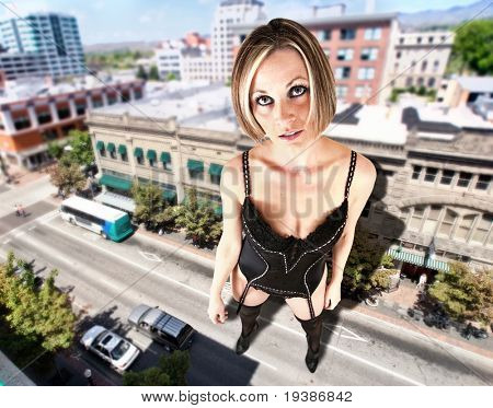 une femme géante dans une petite scène de rue