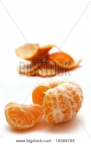 Mandarine obrane ze skórki w tle. Na białym tle