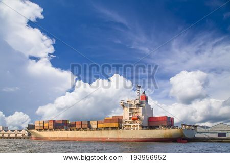 Container ship to the docks to wait for the container.