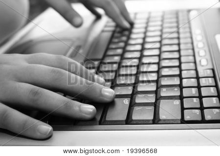 Hände auf der Tastatur