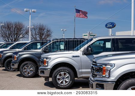 Lafayette - Circa April 2019: Ford F150 Display At A Dealership. Ford Sells Products Under The Linco