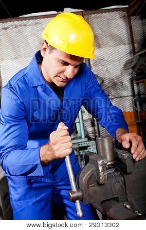 macchinista industriale lavorando su vice grip in officina