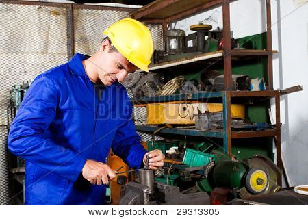 operaio di fabbrica colletti blu lavoro in officina