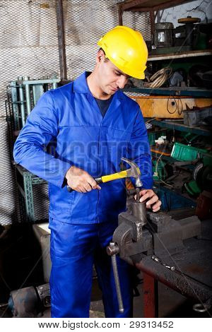 medio all'età industriale artigianale lavorando in officina