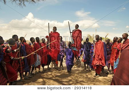 OLDUVAI GORGE, TANZANIE, PROSINEC 23, 2011, MASAJSKÁ MUŽI PROVÁDĚT TRADIČNÍ SKÁKACÍ TANCE