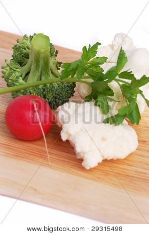 Légumes frais sur le fond blanc