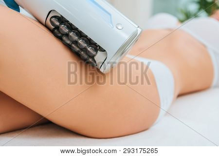 Selective Focus Of Female Hip With Endospheres Device