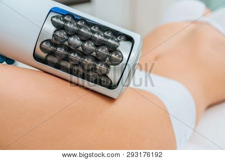 Selective Focus Of Female Hip With Endospheres Device