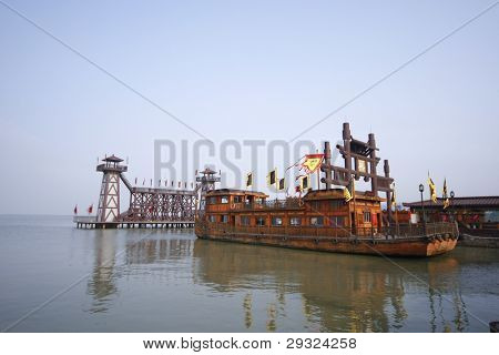 WUXI, Čína - 25. listopadu: Dávný bitevní loď bere turisty na plavbu k jezeru Tai na listopad