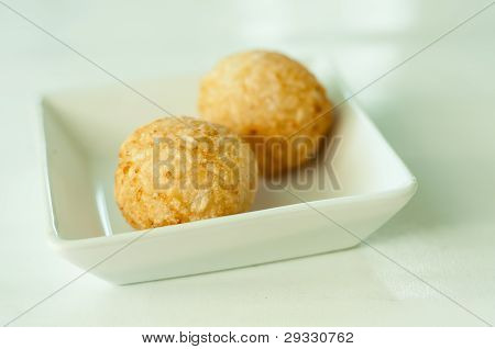 Yapışkan pirinç kızarmış A yuvarlak top