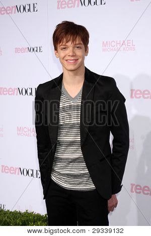 LOS ANGELES - 1 de outubro: Cameron Monaghan chega à 8ª Teen Vogue Young Hollywood Party - carro vermelho