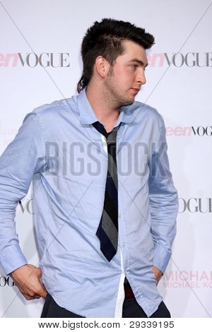 LOS ANGELES - 1 de OCT: Nicholas Braun llega a los 8 Teen Vogue Young Hollywood Party - rojo Carpe