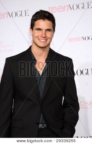 LOS ANGELES - 1 oct: Robbie Amell มาถึงที่ 8 วัยรุ่นสมัยหนุ่มฮอลลีวูดพรรค - ปูพรมแดง 