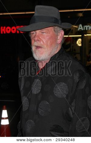 LOS ANGELES - JAN 25: Nick Nolte dorazí na 