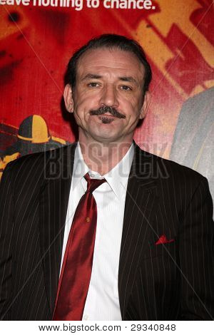 LOS ANGELES - 25 jan: Ritchie Coster มาถึงที่ 