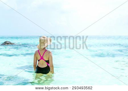 Summer Beach Holiday Woman Relax On The Beach In Free Time .
