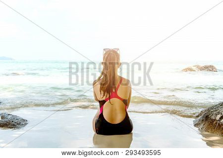 Summer Beach Holiday Woman Relax On The Beach In Free Time .