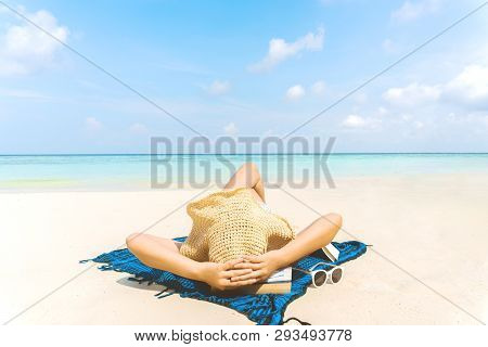 Summer Beach Holiday Woman Relax On The Beach In Free Time .