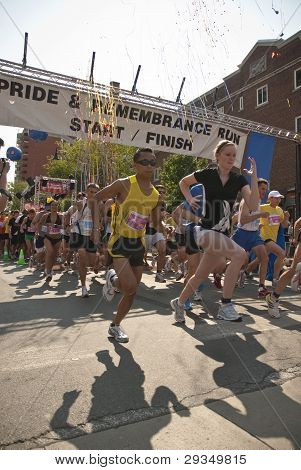 Løberne deltage i erindring Race på Toronto Gay Pride Festival.