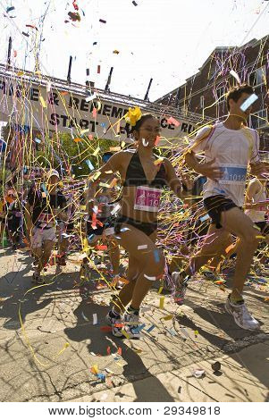 Løberne deltage i erindring Race på Toronto Gay Pride Festival.