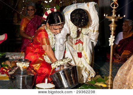 CHENNAI, Indien - AUGUST 29: Indisk (tamilske) traditionelle bryllupsceremoni den 29 August 2010 i Betina