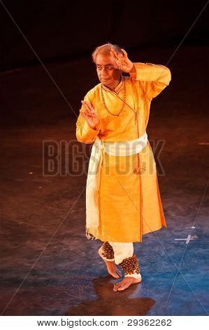 CHENNAI, Indien - DECEMBER 28: Indisk klassisk dans Kathak preformance af berømte eksponent Bhirju Ma
