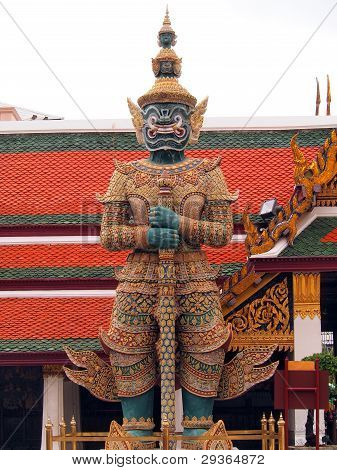 Obří guardian v chrámu smaragdového Buddhy, Bangkok.