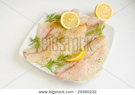 Filetti di tilapia crudo marinati in succo di limone ed erbe