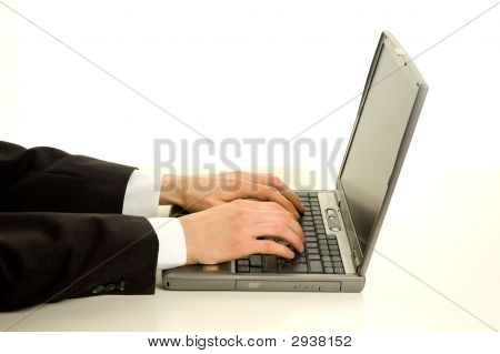 Business mani digitando sul computer portatile